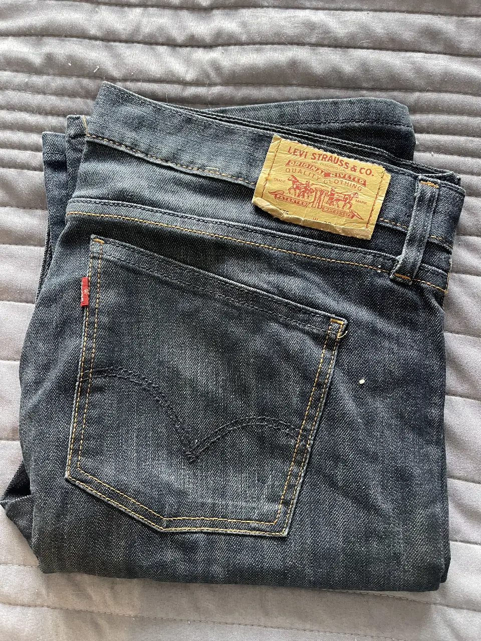 Jeans Levi's 575 de hombre, color azul oscuro, corte recto. Talle 29x32. Usados, en buen estado.