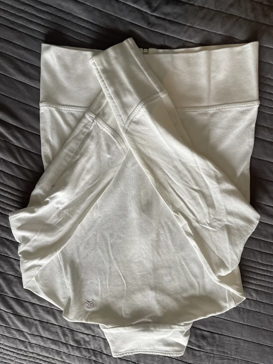 Jeans rectos de mujer, tiro medio, con detalles de bordado floral en los bolsillos traseros. Diseño de corte clásico y versátil, ideal para un look casual.