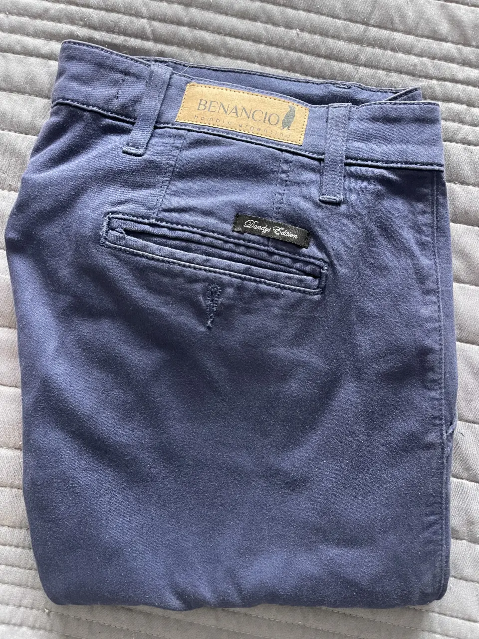 Pantalón chino azul de hombre, ideal para un look casual y versátil. Confeccionado en gabardina, este pantalón ofrece comodidad y estilo. Perfecto para combinar con diferentes outfits.