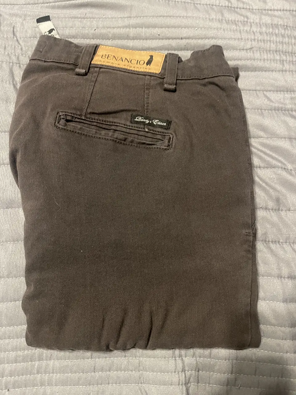 Pantalón chino de hombre, color marrón oscuro, con bolsillos delanteros y traseros. Marca Benancio.