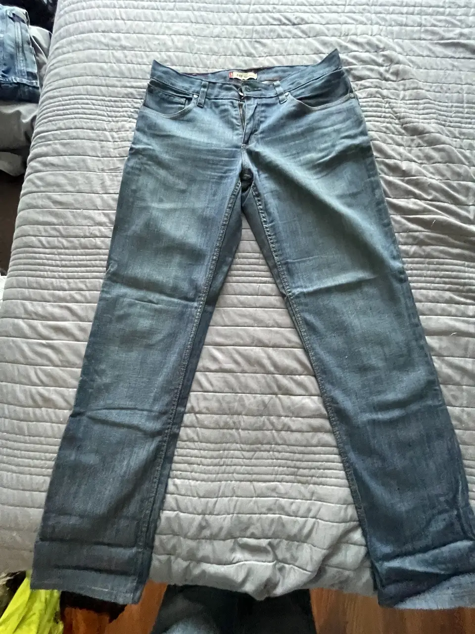 Jeans rectos de hombre, color azul, con etiqueta 580 Regular Fit. Talle 29/32. Ideal para un look casual y cómodo.
