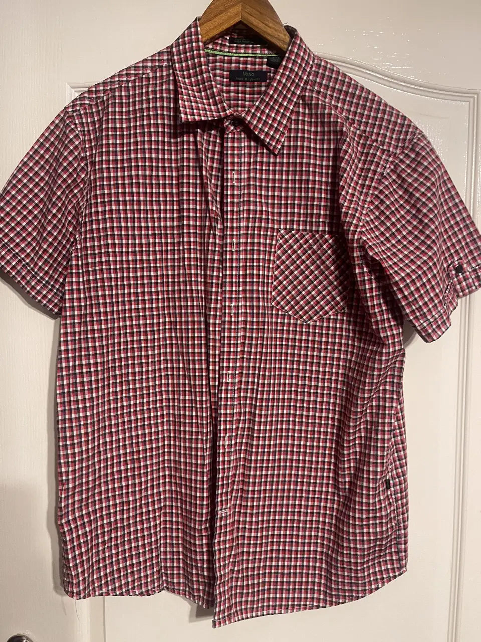 Camisa a cuadros roja y blanca de manga corta para hombre, ideal para un look casual y fresco. Confeccionada en algodón, presenta un diseño clásico y versátil.