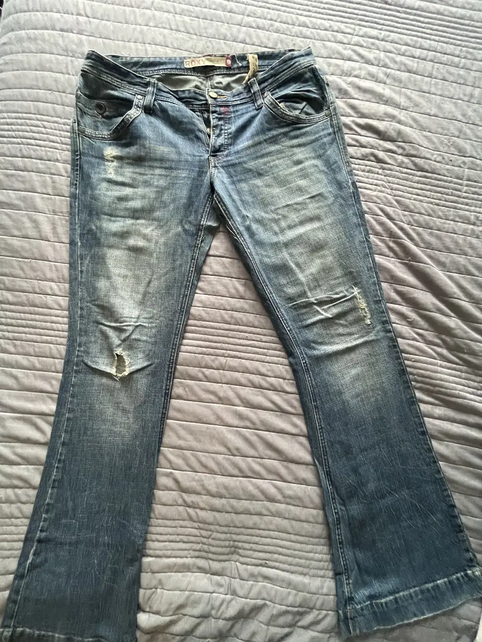 Jeans de mujer Roxy, azul gastado con roturas en las rodillas. Talle 6.