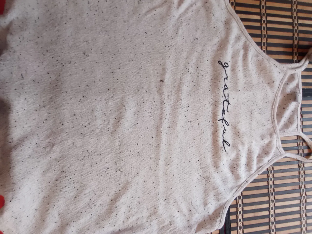 Musculosa de algodón color crudo con estampa "grateful" en negro. Posee detalles de puntitos negros en toda la tela.