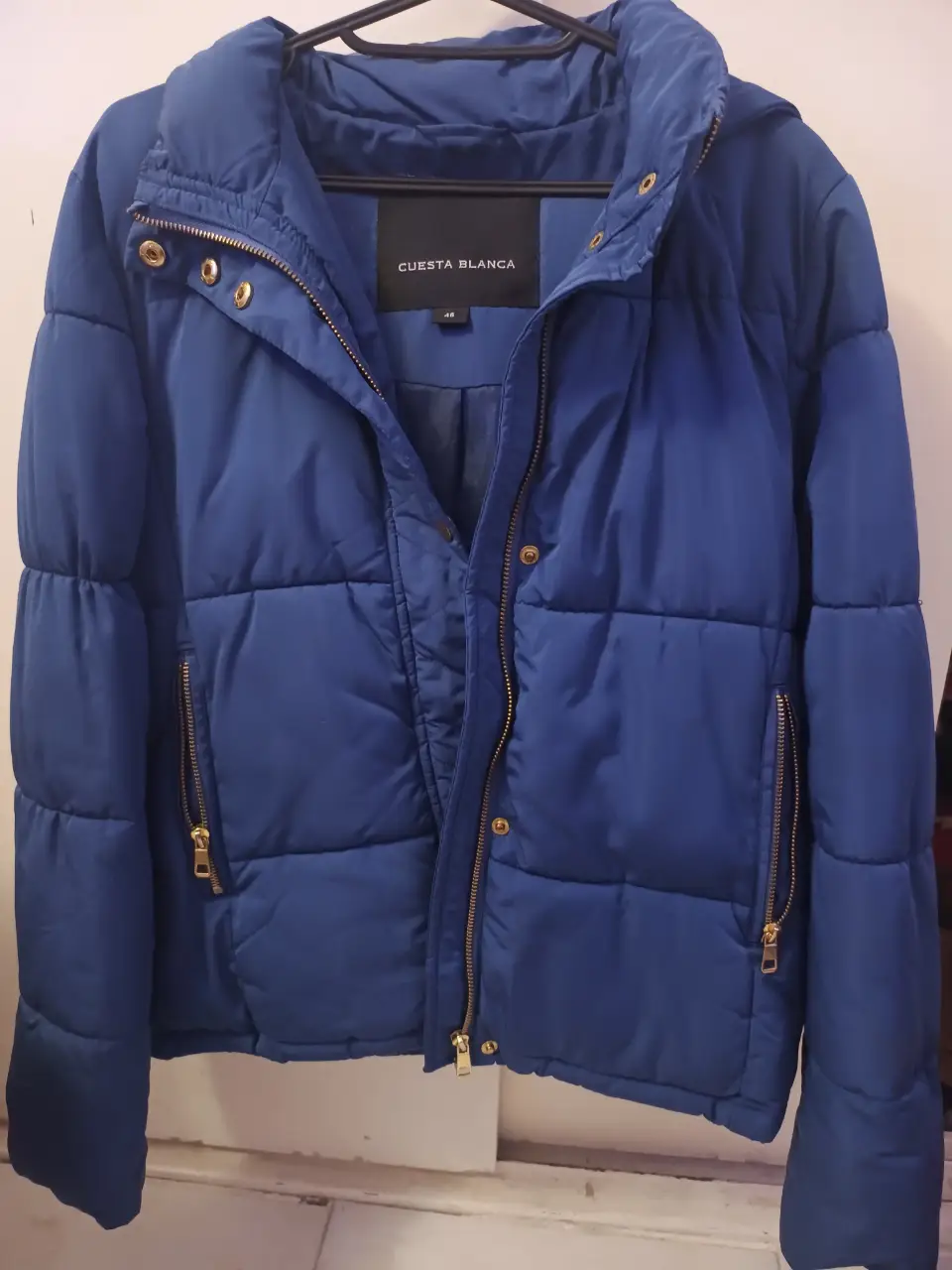 Campera puffer azul. Con capucha y cierre. Marca Cuesta Blanca. Con muy poco uso.