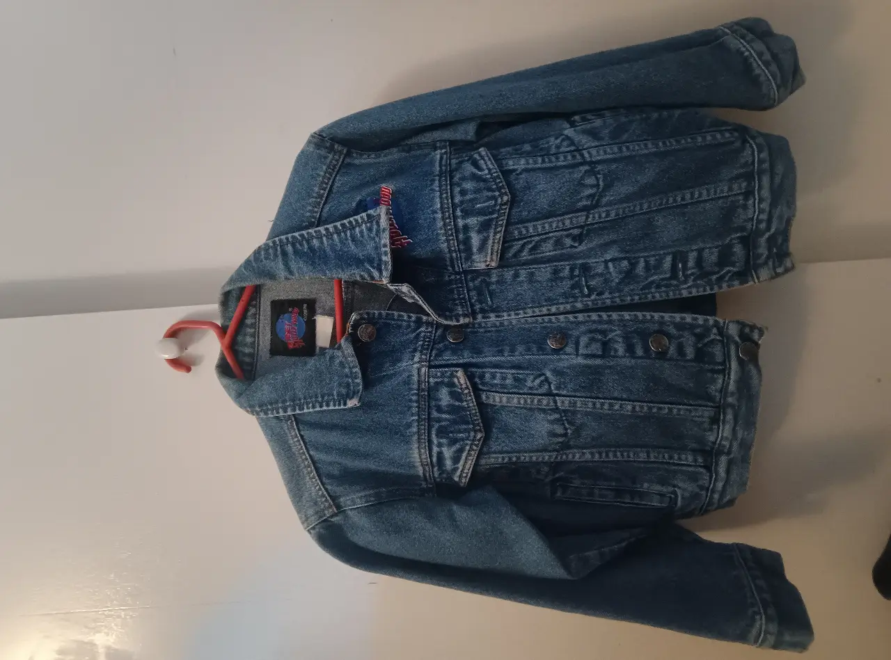 Campera vintage de jean Planet Hollywood. Ideal para un look casual y urbano. Excelente estado 