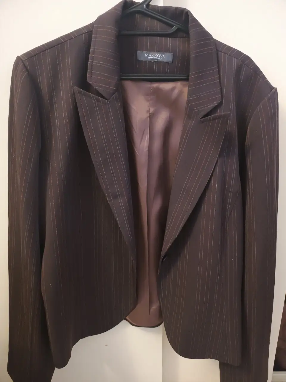 Blazer de mujer color marrón con rayas verticales. Marca Markova.