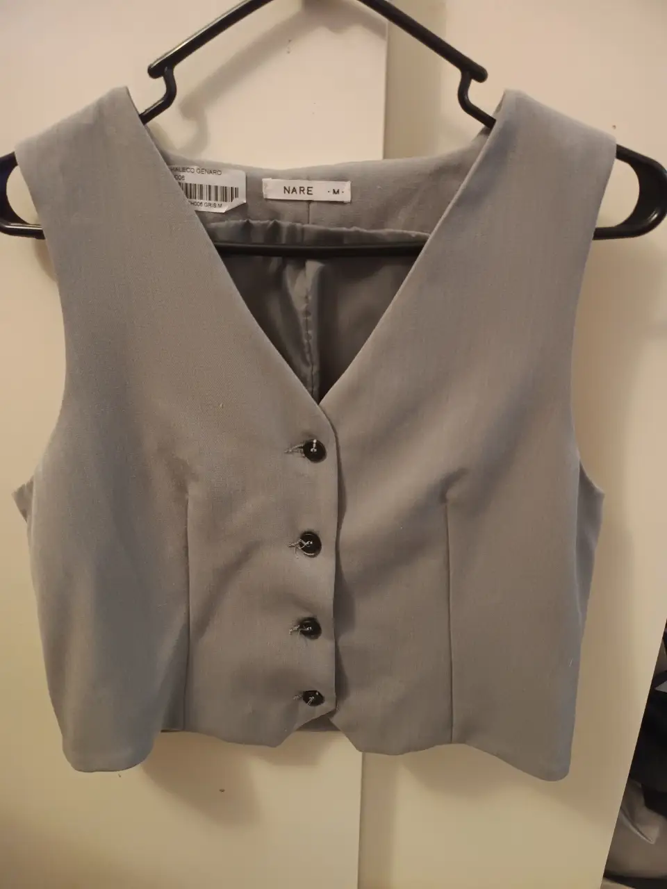 Chaleco sastrero gris de la marca Nare, con botones y corte en V. Ideal para un look elegante y versátil.