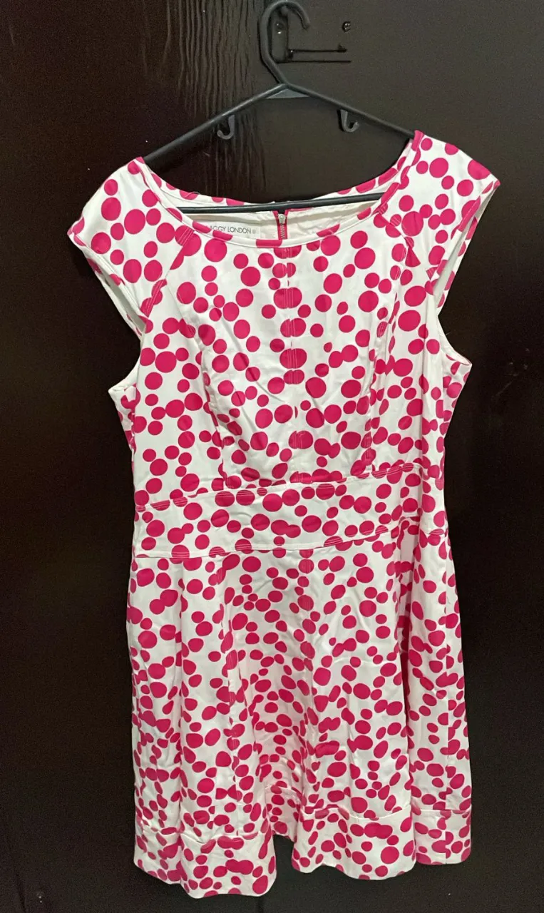 Vestido mini de mujer con estampado de lunares rosas sobre fondo blanco. Marca Maggy London, talle 16. Ideal para una salida o evento.