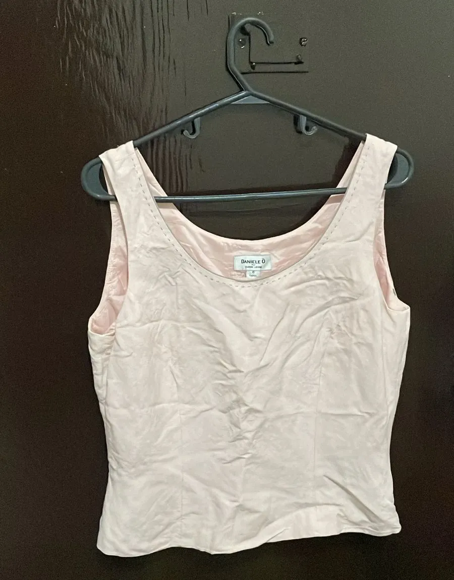 Top de mujer Daniele O, color rosa claro, talle 6. Ideal para una salida o evento formal.