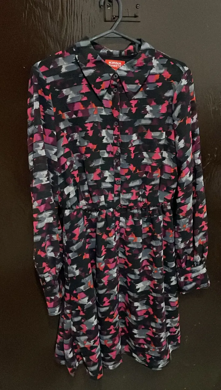 Vestido midi con estampado abstracto en tonos rosa, gris y negro. Confeccionado por Kirna Zabete at Target, este vestido presenta un diseño con cuello camisero, botones frontales y cintura entallada. Ideal para un look versátil y con estilo.