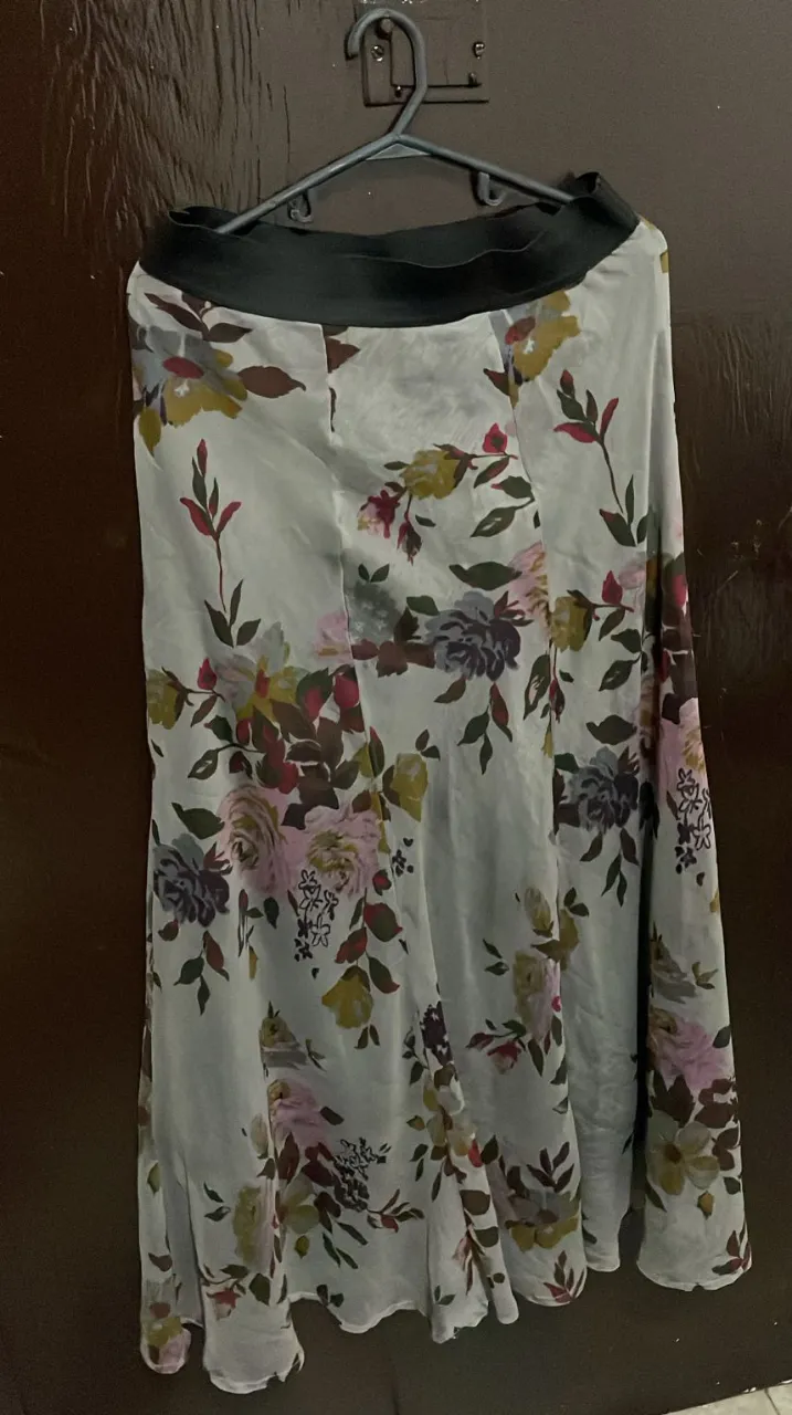 Pollera larga de gasa con estampado floral en tonos grises. Ideal para un look bohemio y fresco.