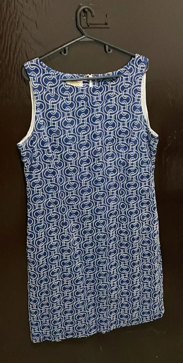 Vestido midi de la marca Talbots, con bordado en  blanco. Talle 14, con cierre en la espalda.