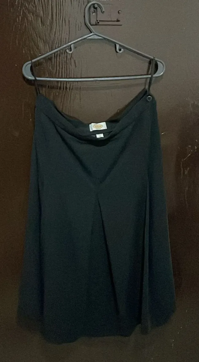 Pollera sastrera negra de la marca Talbots, talle 14. Confeccionada en Northern Mariana Islands con tela importada. Ideal para un look formal o de trabajo.