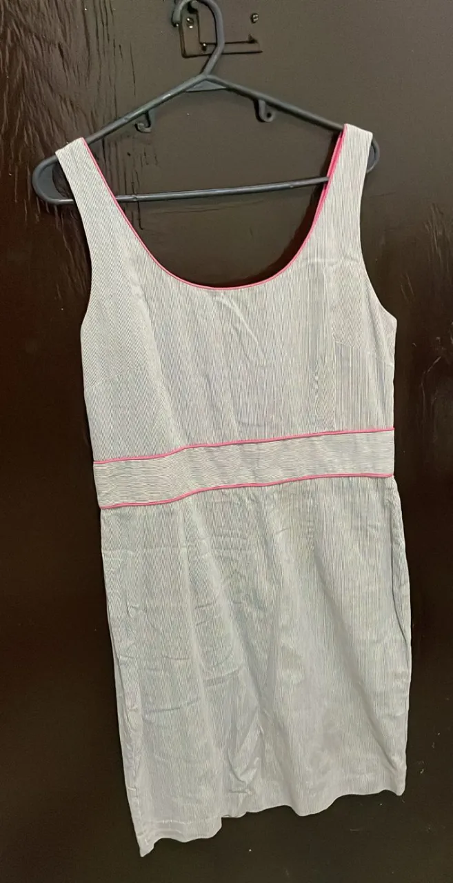 Vestido a rayas grises y blancas con detalles en rosa. Marca London Times Petites, talle 12P. Ideal para una salida o evento semi-formal.