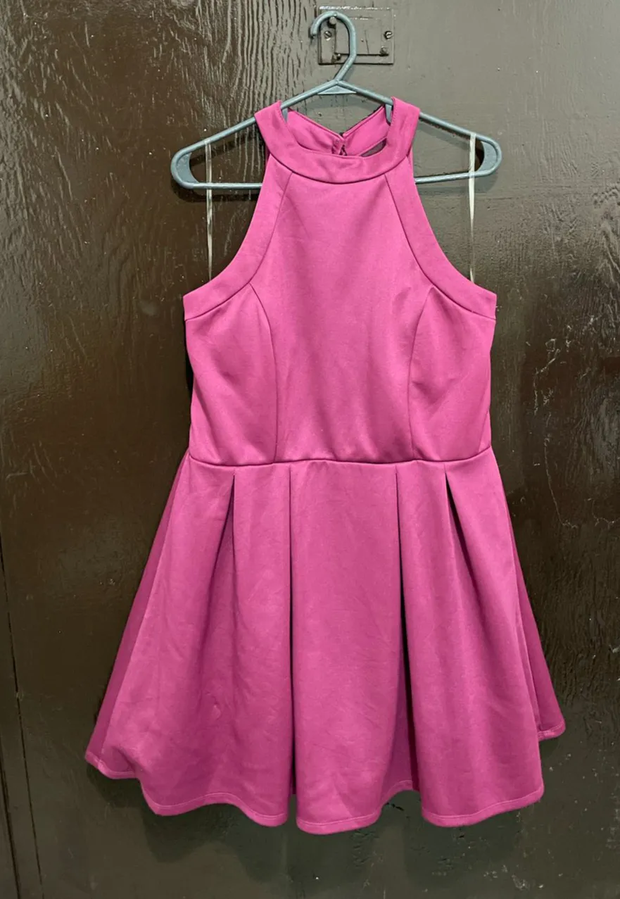 Vestido mini de fiesta color rosa, con cuello alto y espalda descubierta. Marca Crystal Doll, talle 15.