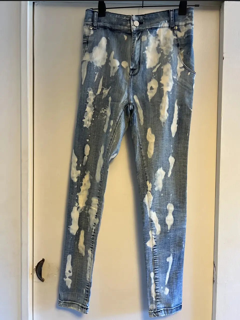 Jeans de hombre con diseño manchado en blanco. Corte recto, ideal para un look casual y moderno. Perfecto para combinar con remeras y zapatillas.
