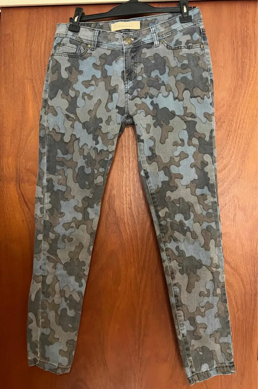 Jeans rectos de mujer con estampado de camuflaje en tonos grises y azules. Un clásico renovado para un look canchero y moderno.
