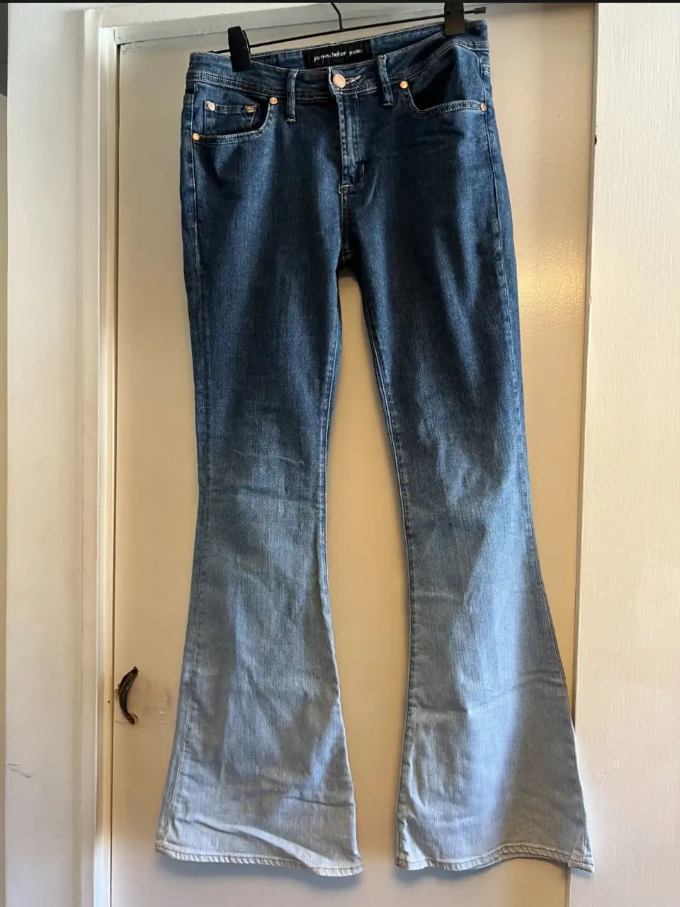 Jeans de mujer con diseño degradado en la parte inferior de la bota, corte recto y tiro medio. Un clásico renovado para un look moderno y canchero.