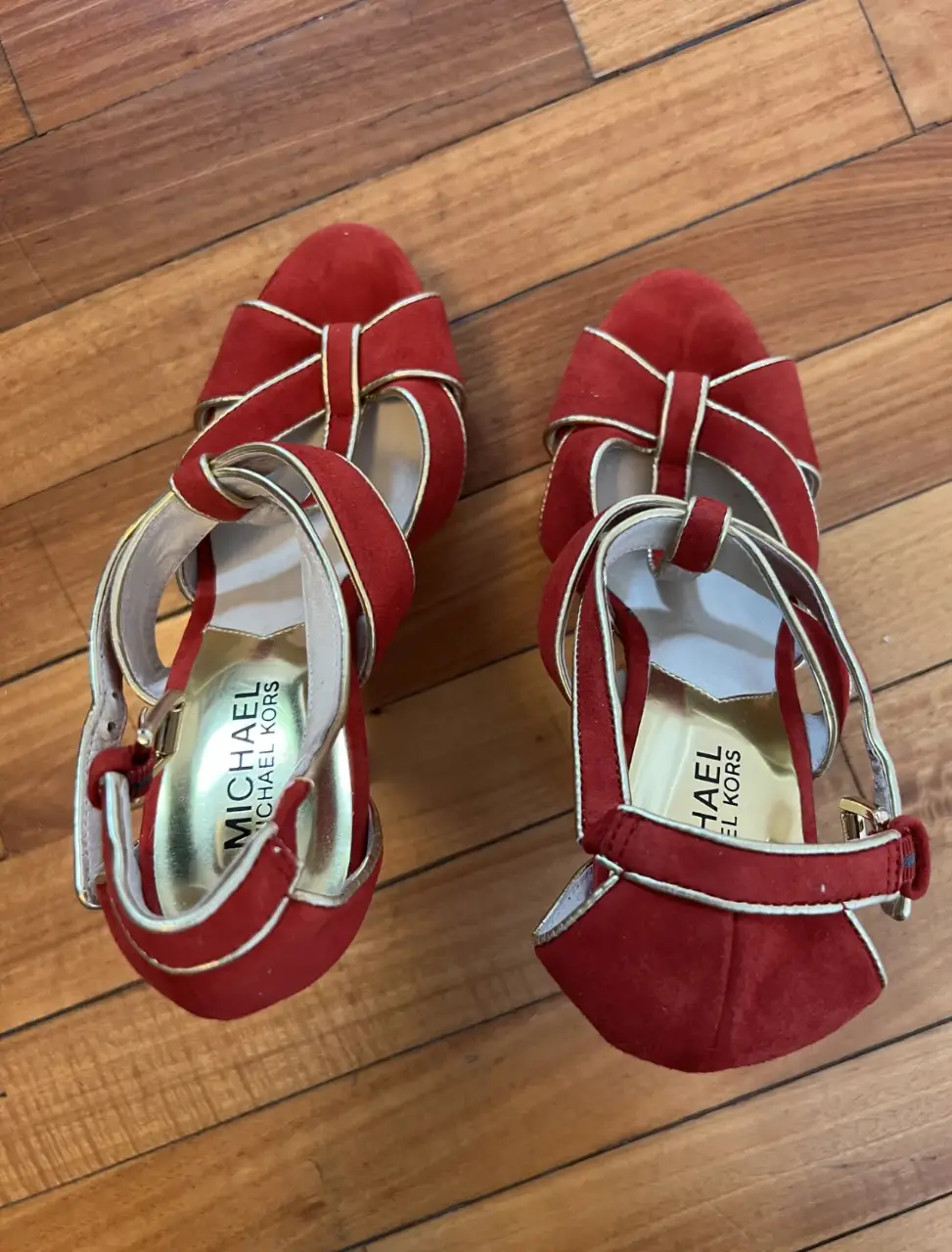 Hermosos tacos Michael Kors rojos con detalles dorados. Ideales para una fiesta o evento especial. Tienen un diseño elegante y sofisticado.