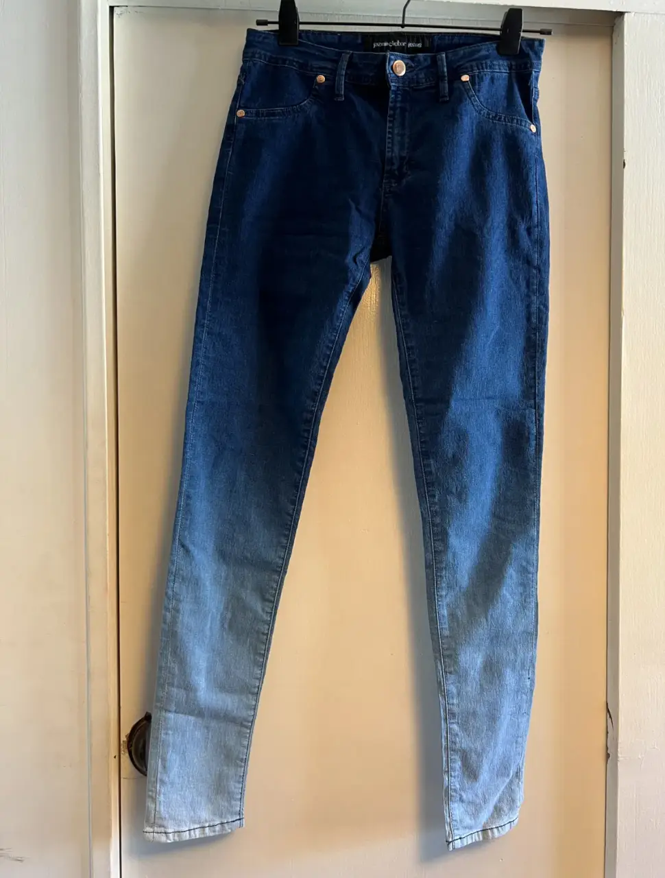 Jeans de hombre con efecto degradado en azul. Corte recto, ideal para un look casual y moderno. Perfecto para combinar con remeras y zapatillas.