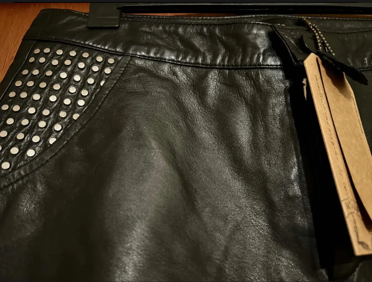 Short de cuero negro con detalles de tachas plateadas en los laterales. Ideal para un look rockero y canchero.