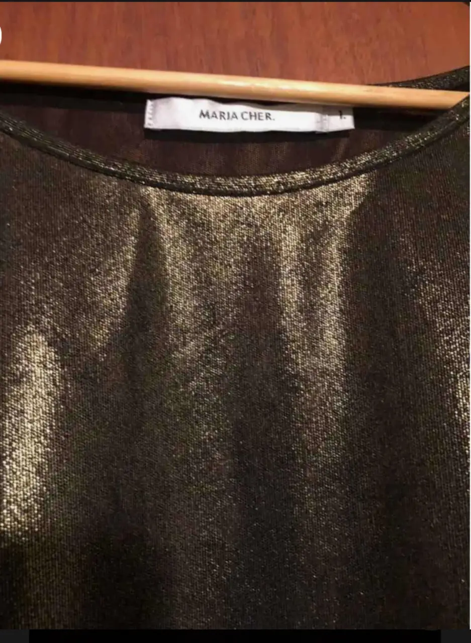 Blusa dorada con brillo, ideal para una fiesta o salida nocturna. Manga 3/4 y corte holgado.