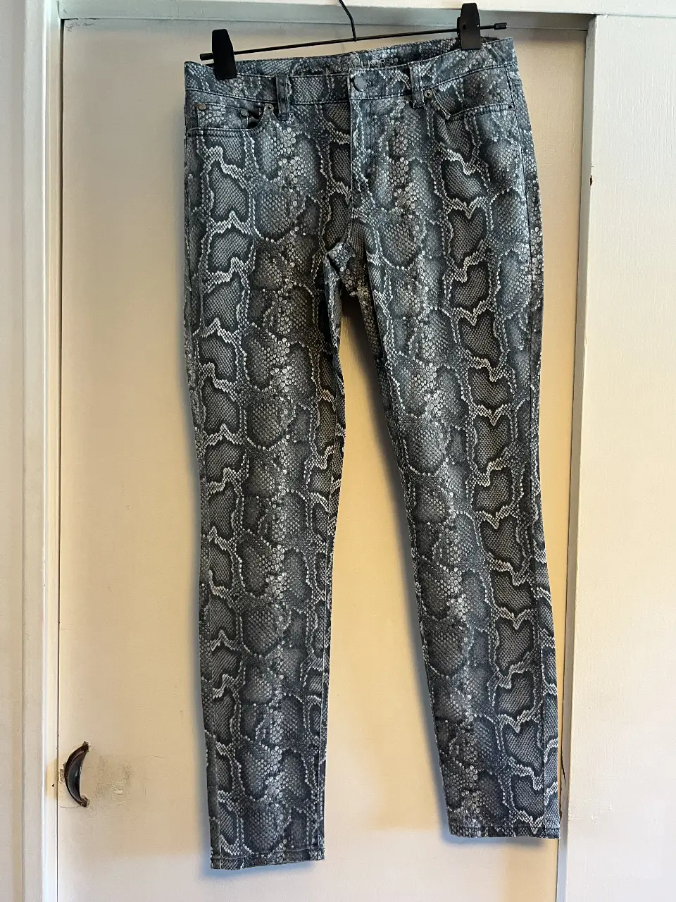 Jeans de mujer con estampado de serpiente, tiro bajo y corte recto. Marca Michael Kors.