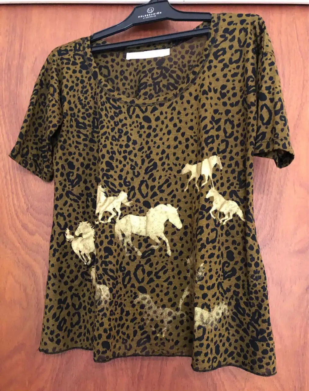 Remera de mujer con estampado de leopardo y caballos dorados. Ideal para un look casual y con onda.