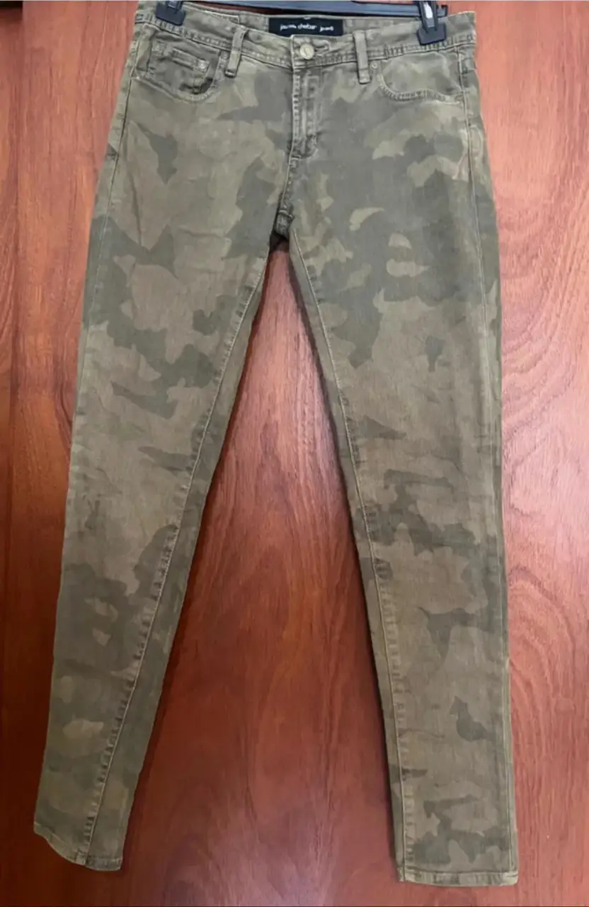 Pantalón de jean recto con estampado camuflado en tonos verdes y marrones. Ideal para un look casual y canchero.