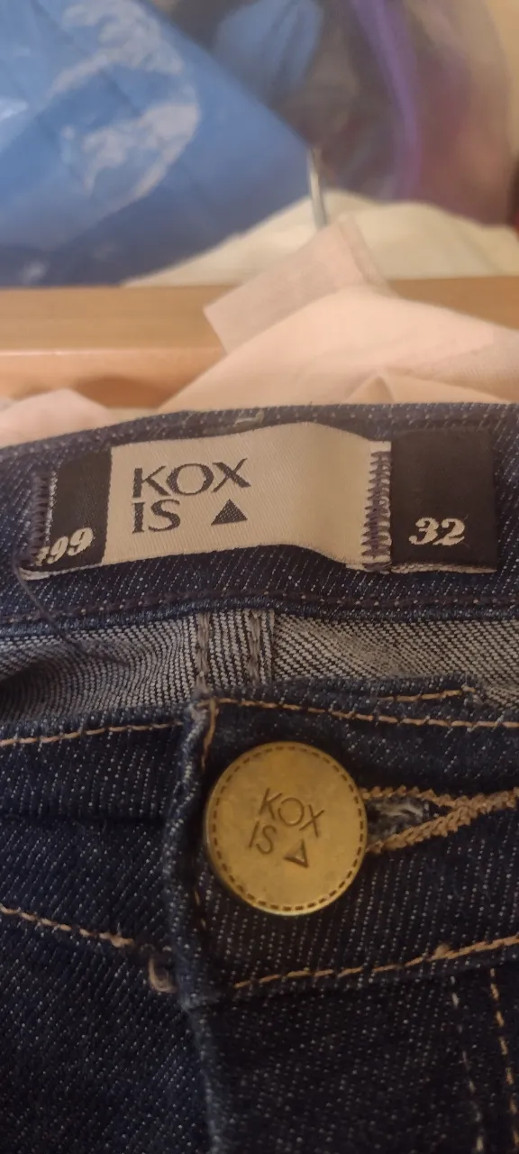 Jeans de mujer, corte recto, color azul oscuro. Talle 32. Marca KOX IS.