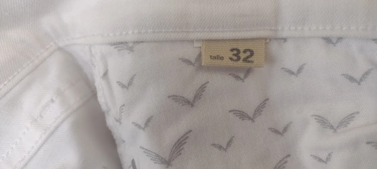 Jeans rectos blancos de la marca Rapsodia, talle 32. Modelo Boot, tiro medio y bota leg.