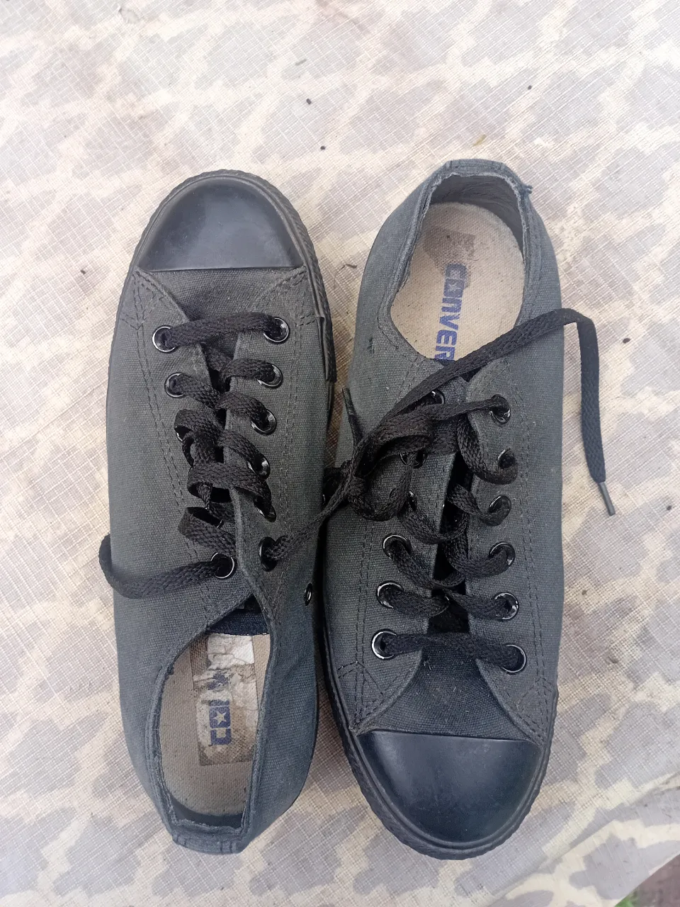Zapatillas Converse All Star negras de lona, con cordones negros y puntera de goma. Talle 8 US.