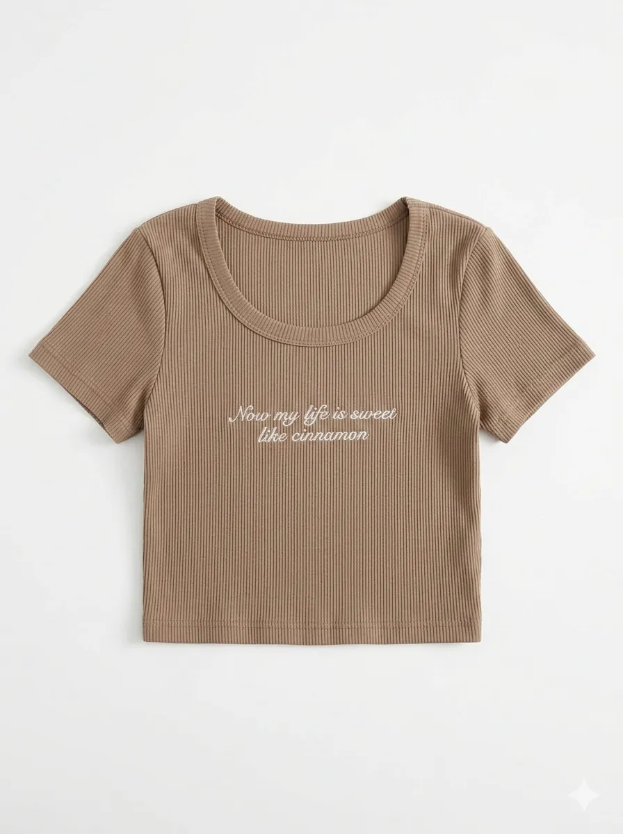 Remera crop de manga corta, con cuello redondo y terminación acanalada. Posee un estampado de texto blanco en el frente. Ideal para un look casual y moderno.