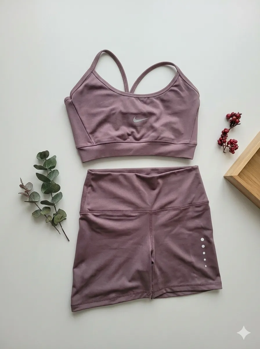 Conjunto deportivo de top y shorts tiro alto en color lila. Ideal para entrenar o para un look casual y cómodo. El top tiene tiras cruzadas en la espalda y el short tiene un detalle de puntos en el lateral.