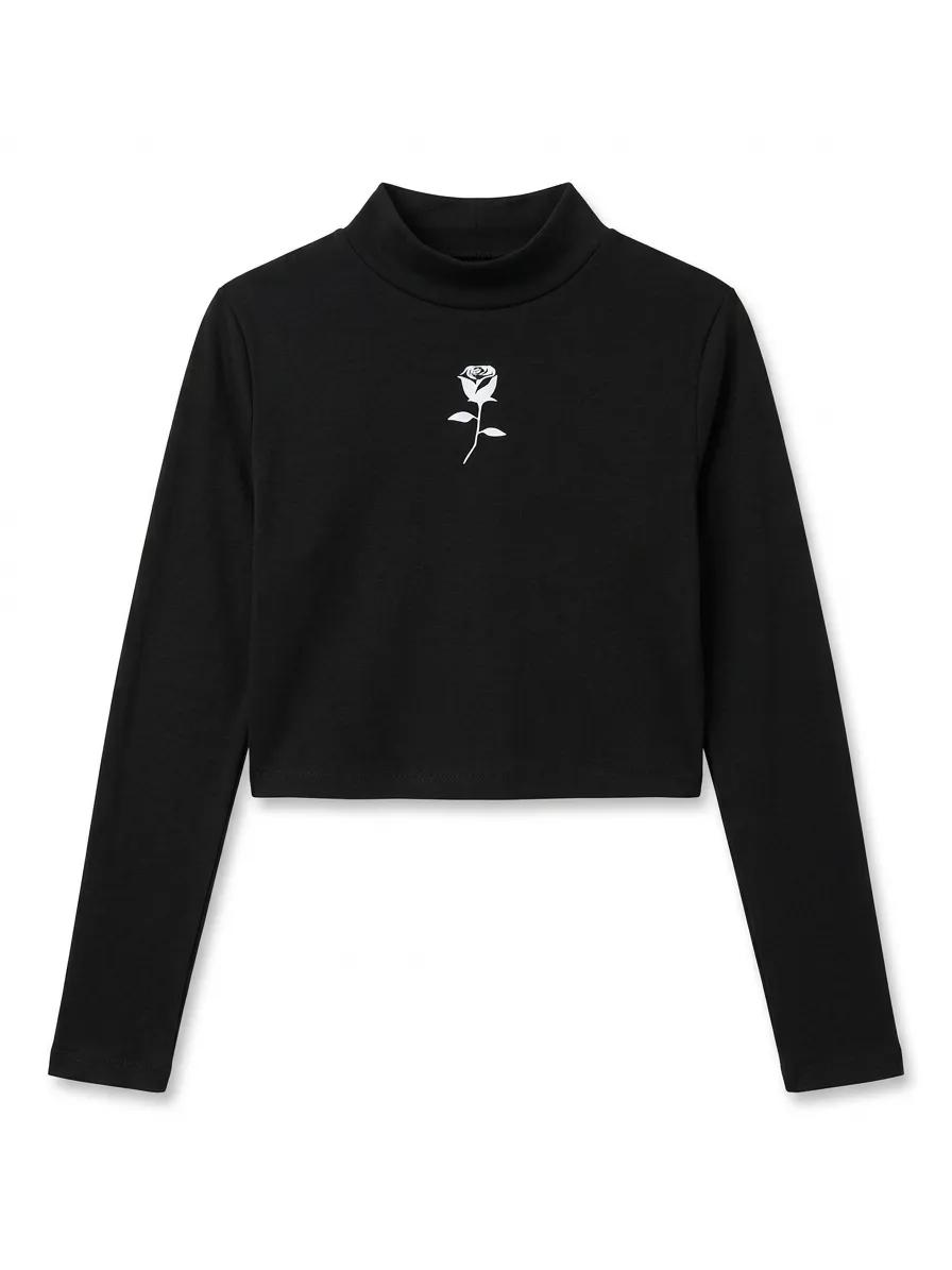 Remera negra de manga larga con cuello alto y estampa de rosa blanca en el frente.