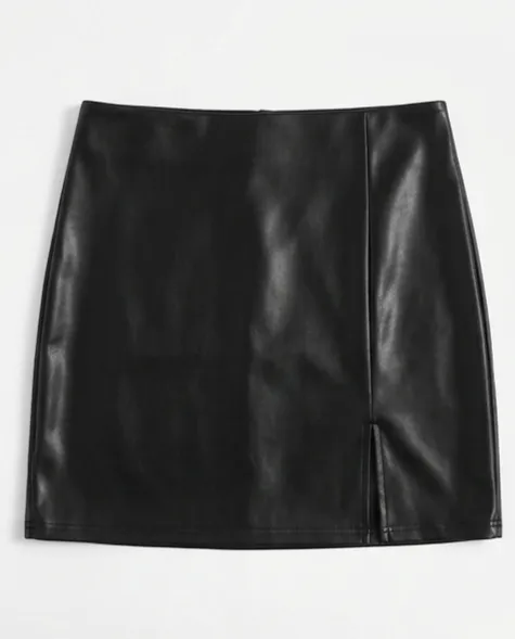 Pollera negra de cuero sintético, tiro alto, con tajos laterales. Un básico súper canchero para armar looks de día o de noche.