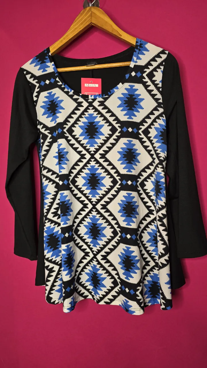 Remerón de mujer con estampado geométrico en blanco y azul, mangas largas negras. Ideal para un look casual y moderno. Linea evasé muy sentador