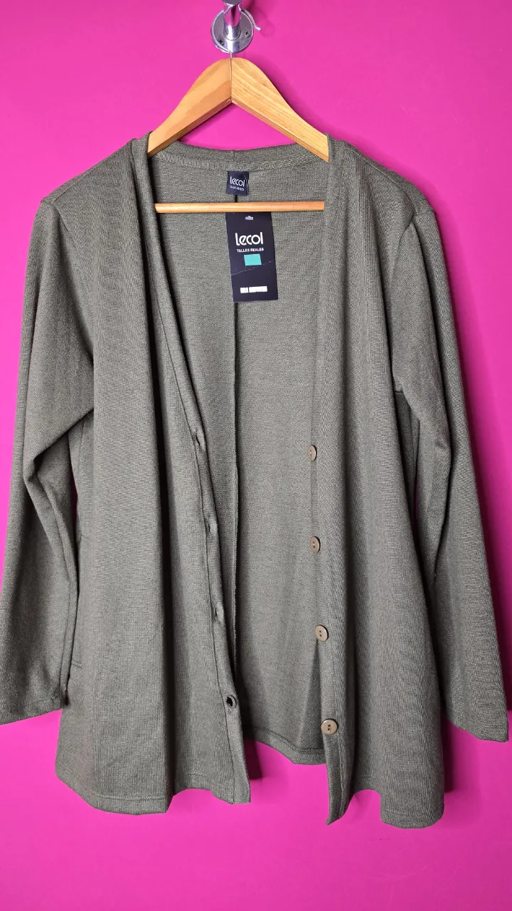 Cardigan de mujer en color verde oliva, con botones y un diseño clásico. Ideal para un look casual y cómodo. Lanilla corte recto amplio