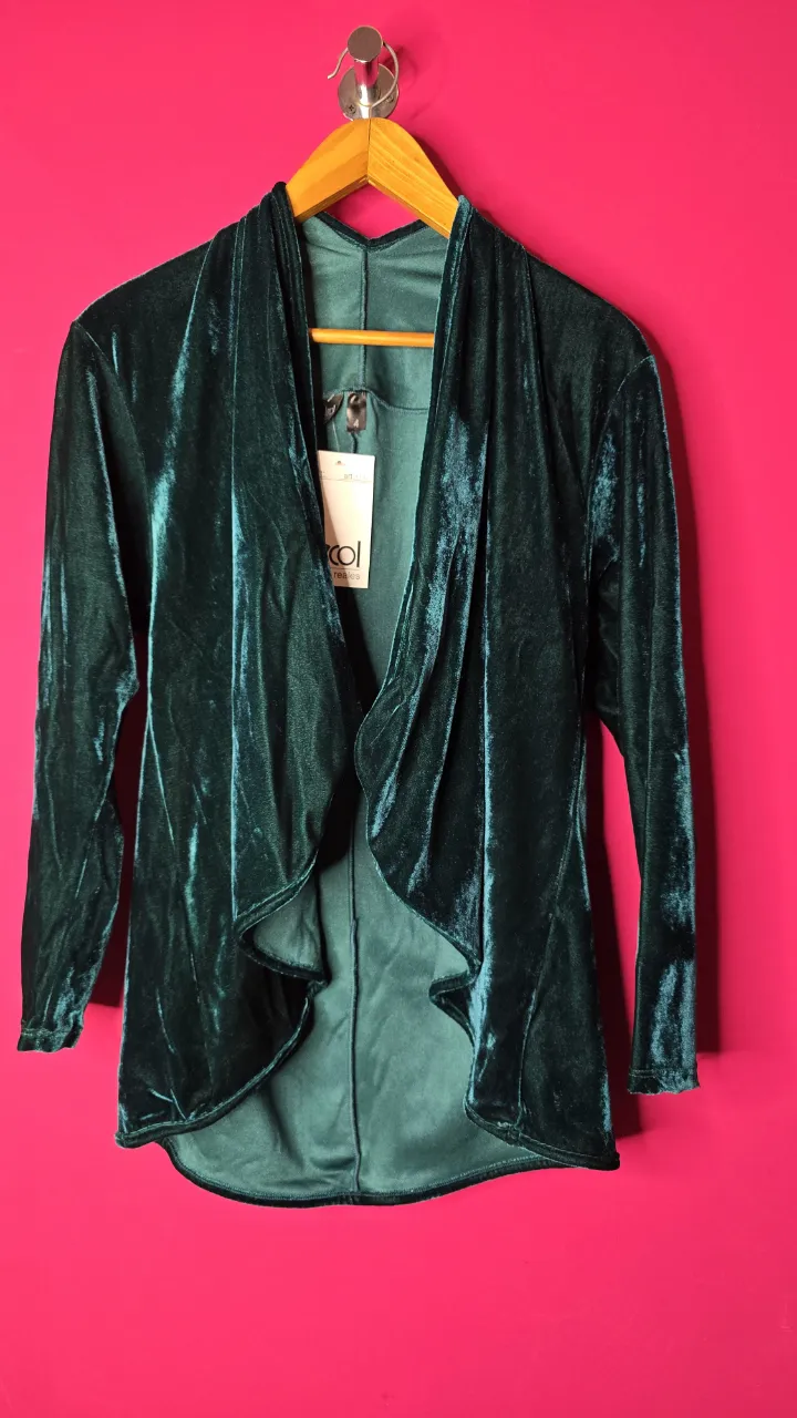 Elegante cardigan de terciopelo verde oscuro con diseño. Ideal para un look sofisticado y cómodo. 