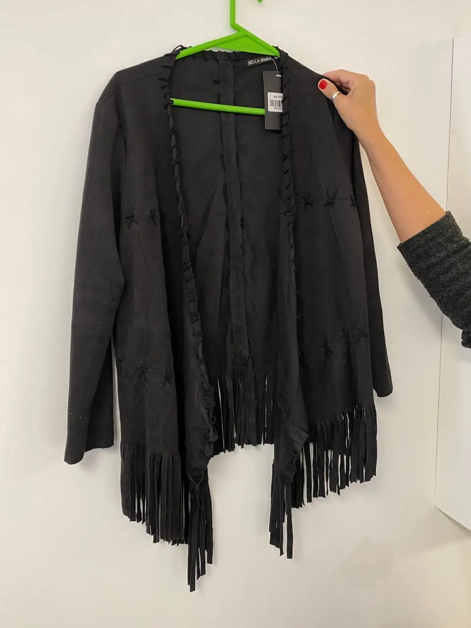 Cardigan negro con flecos y detalles artesanales. Ideal para un look bohemio y casual.