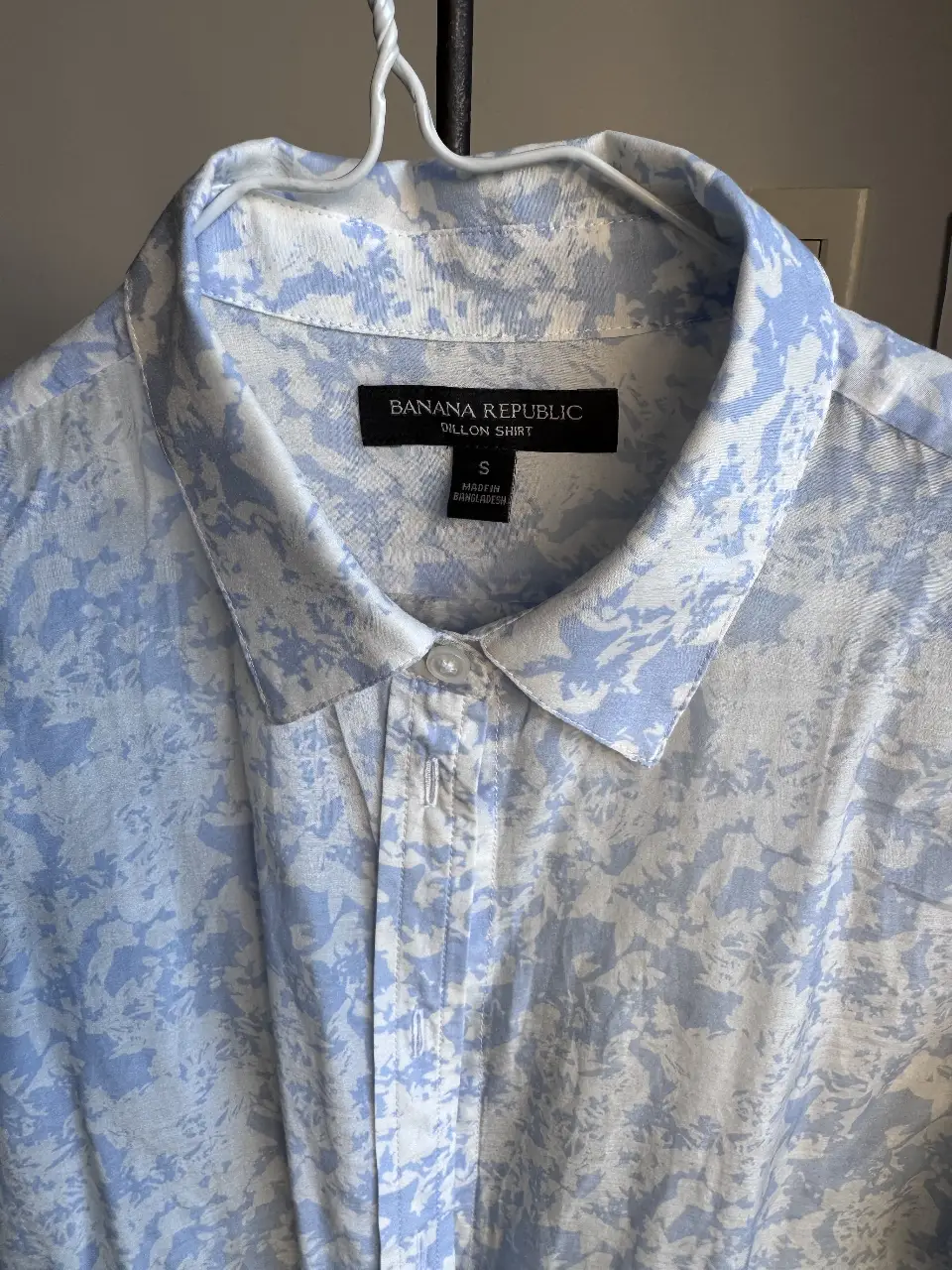 Camisa Dillon de Banana Republic para mujer, muy delicada, con estampado floral en tonos celeste y blanco. Talle S. Ideal para un look casual y fresco.