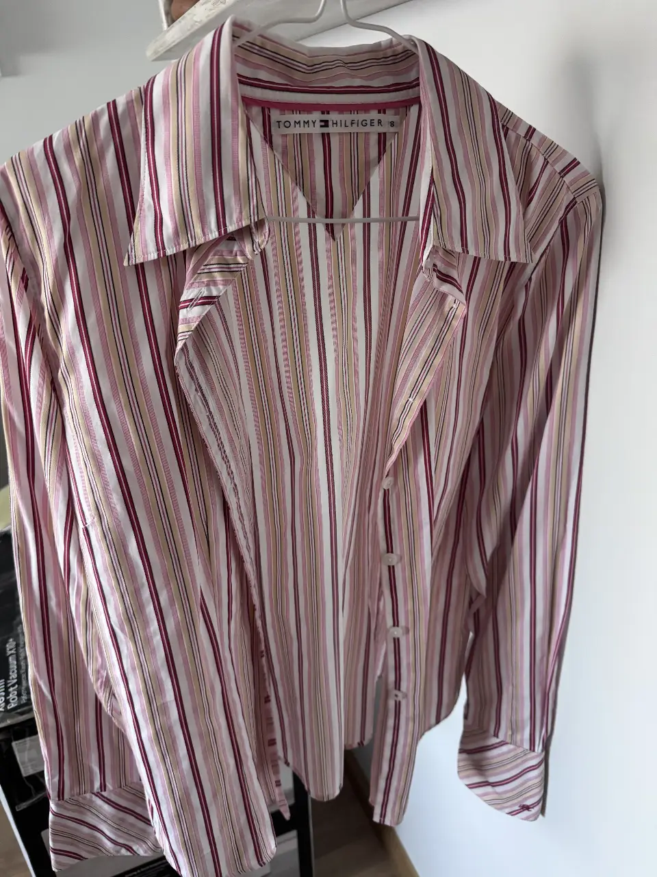 Camisa a rayas Tommy Hilfiger para mujer, talle 8. Confeccionada en tela liviana, ideal para un look casual o de trabajo. Diseño clásico con botones y cuello camisero.