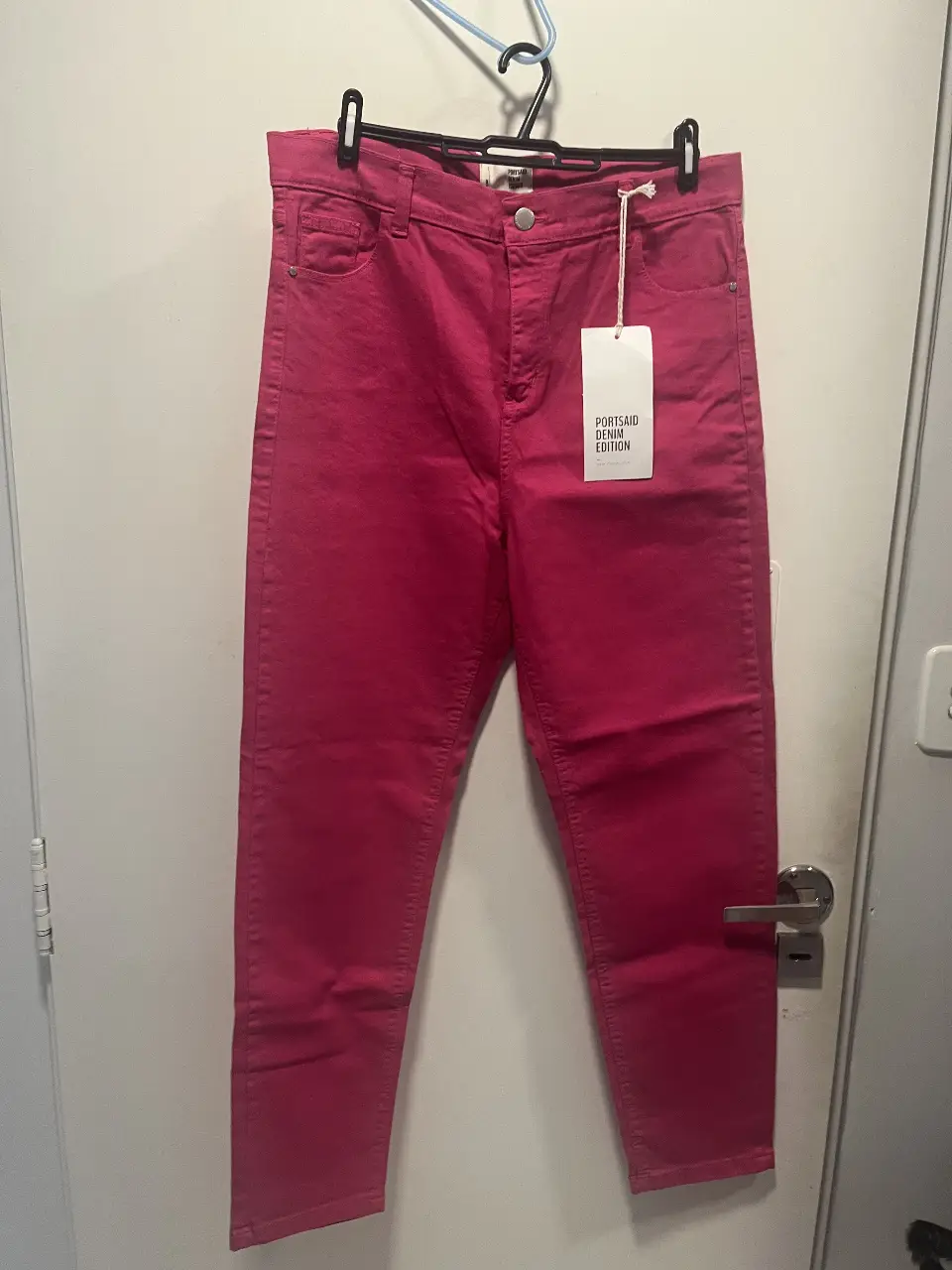 Pantalón de jean recto color rosa de la marca Ports&Said Denim Edition, talle 48 Ideal para un look casual y moderno.