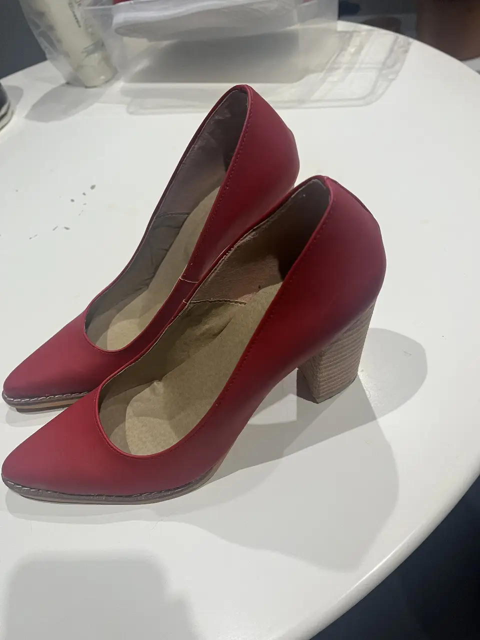 Elegantes Stilletos tacos rojos con taco de madera. Ideales para fiestas y eventos formales.