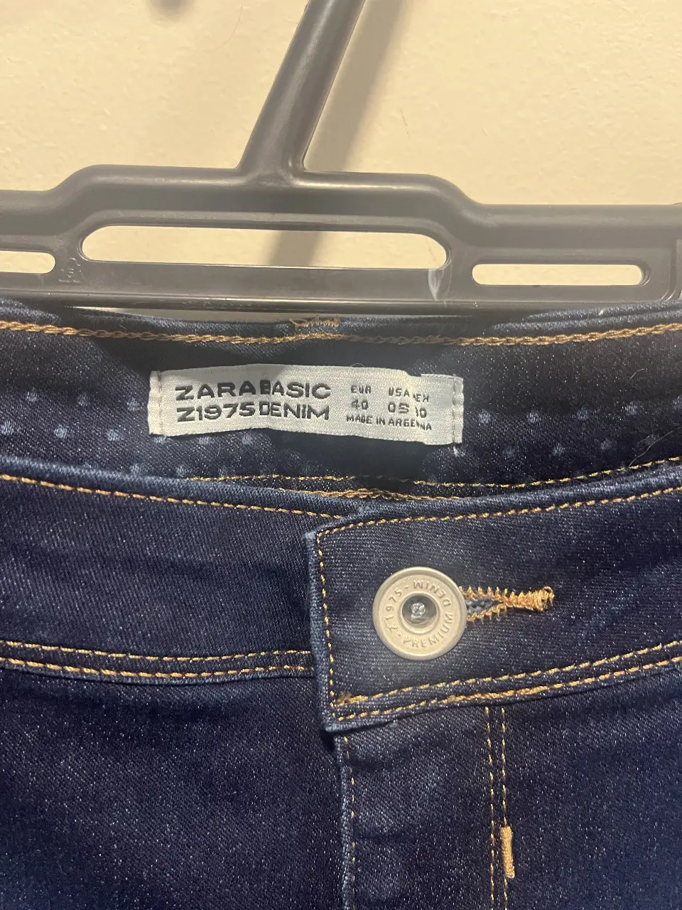 Jeans chupin de mujer, color azul oscuro, de la marca Zara Basic. Talle 40 EUR, OS 10.