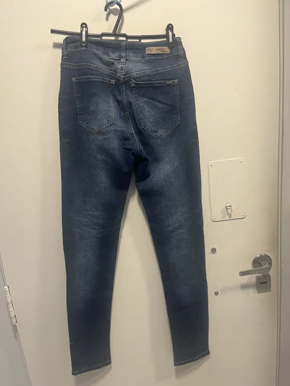 Jeans de mujer tiro medio, color azul oscuro, con detalles de desgaste. Ideal para un look casual y moderno. talle 40 . marca sweet