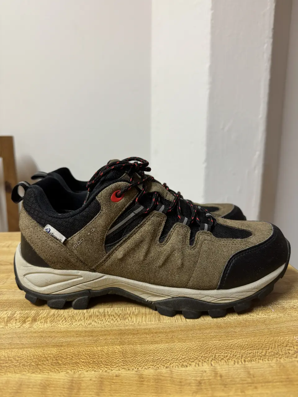Zapatillas de trekking Montagne para hombre. Color marrón y negro, con cordones rojos y negros. Talle 8.5 US. 41 ARG. Waterproof