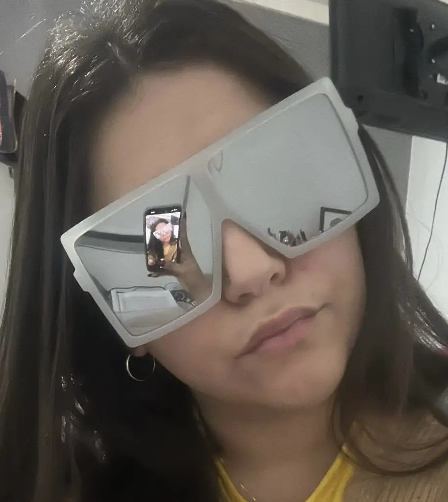 Anteojos de sol cuadrados grandes, con marco transparente. Estilo moderno y llamativo, ideales para un look urbano y a la moda. Para un buen outfit en la Nieve van perfectos. Son italianos.