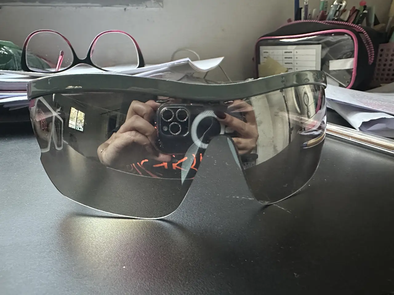 Anteojos de sol deportivos con marco celeste y lentes espejados grises. Diseño envolvente para mayor protección y estilo.